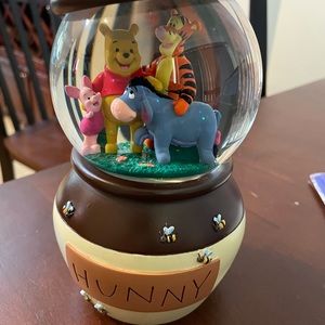 Disney Winnie The Pooh Honeypot Snow-globe